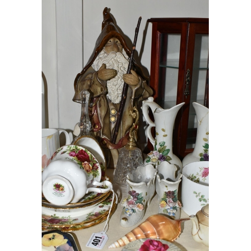 401 - A GROUP OF CERAMICS, GLASS WARES AND SUNDRY ITEMS, to include two Royal Albert Old Country Roses tri... 