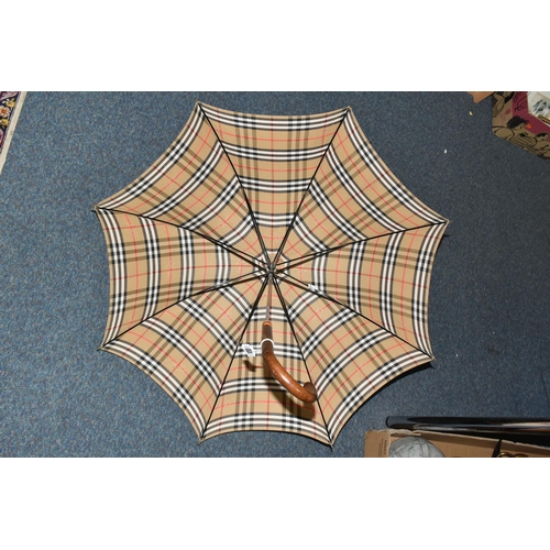 406 - A BURBERRYS OF LONDON (BURBERRY) LADIES UMBRELLA, in the brands signature beige check print, with 'B... 