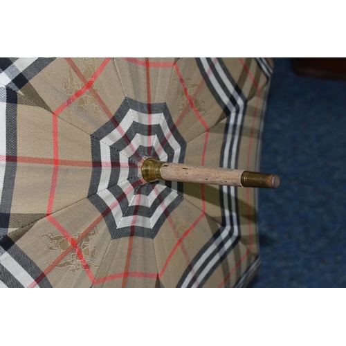 406 - A BURBERRYS OF LONDON (BURBERRY) LADIES UMBRELLA, in the brands signature beige check print, with 'B... 