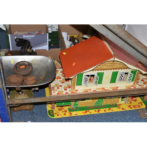 452 - A MID-CENTURY DOLL'S HOUSE, METALWARE AND SUNDRIES, to include, a 1960's Gee Bee Toys doll's house, ... 