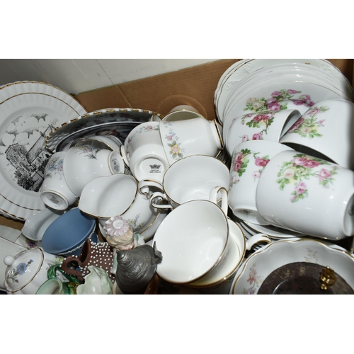 476 - TWO BOXES OF TEAWARE AND GLASSWARE, to include a small thimble collection, a Wedgwood glass 1977 Sil... 