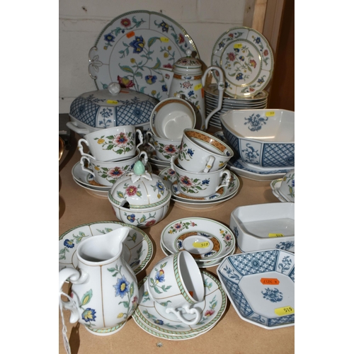 519 - A COLLECTION OF HEINRICH / VILLEROY & BOCH PORCELAIN DINNERWARE, comprising 'China Blue' pattern tur... 