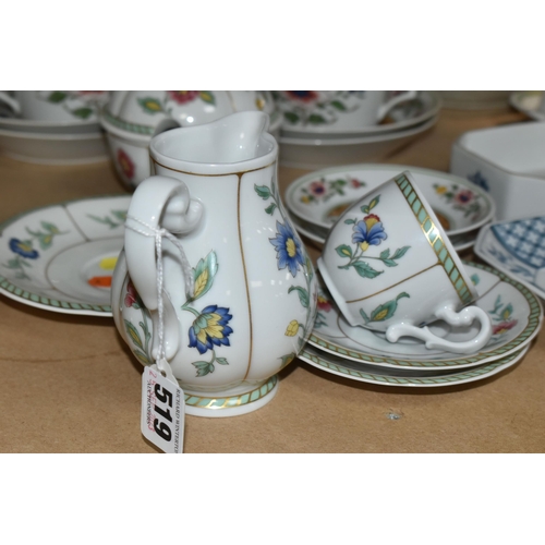 519 - A COLLECTION OF HEINRICH / VILLEROY & BOCH PORCELAIN DINNERWARE, comprising 'China Blue' pattern tur... 