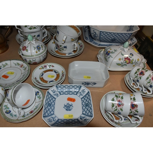 519 - A COLLECTION OF HEINRICH / VILLEROY & BOCH PORCELAIN DINNERWARE, comprising 'China Blue' pattern tur... 