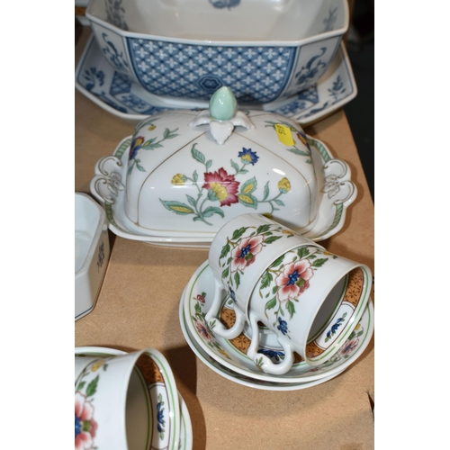 519 - A COLLECTION OF HEINRICH / VILLEROY & BOCH PORCELAIN DINNERWARE, comprising 'China Blue' pattern tur... 