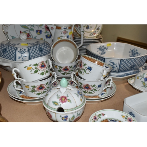 519 - A COLLECTION OF HEINRICH / VILLEROY & BOCH PORCELAIN DINNERWARE, comprising 'China Blue' pattern tur... 