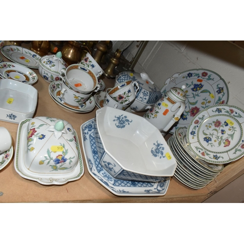 519 - A COLLECTION OF HEINRICH / VILLEROY & BOCH PORCELAIN DINNERWARE, comprising 'China Blue' pattern tur... 