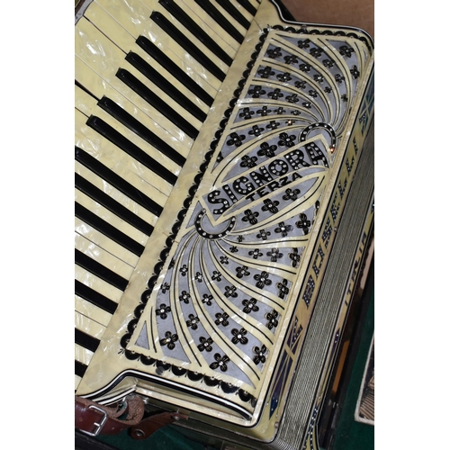 530 - A SIGNORA BOSELLI ITALIA Piano Accordion in a case with a 'How To Play the Piano Accordeon' book by ... 