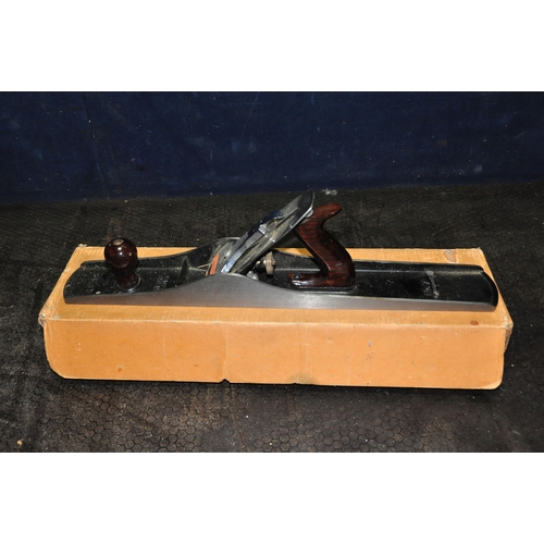 1045 - A BOXED STANLEY No7 JOINTING PLANE 22in long (Condition: is excellent looks almost unused)