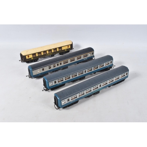 A QUANTITY OF UNBOXED AND ASSORTED TRI-ANG OO GAUGE TRANSCONTINENTAL  LOCOMOTIVES AND ROLLING STOCK