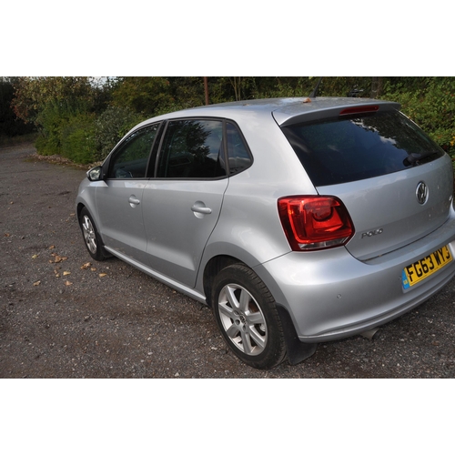 1001 - A 2013 VOLKSWAGEN POLO 1.4 FIVE DOOR HATCHBACK CAR, REGISTRATION NO- FG63 WYJ, in silver grey with a... 