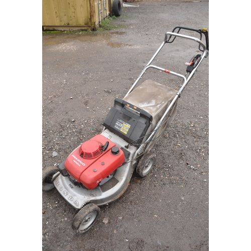 1010 - A HONDA HRA2100 HX PETROL SELF PROPELLER LAWNMOWER, with grass box (condition report: pulls, starts ... 