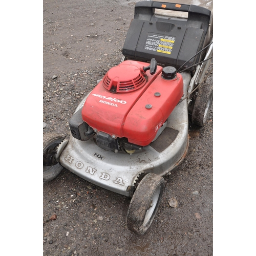 1010 - A HONDA HRA2100 HX PETROL SELF PROPELLER LAWNMOWER, with grass box (condition report: pulls, starts ... 