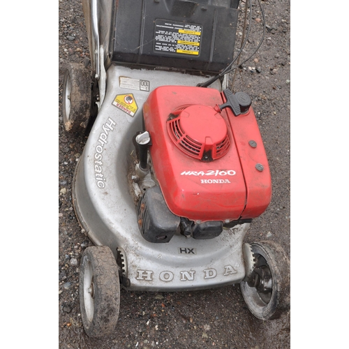 1010 - A HONDA HRA2100 HX PETROL SELF PROPELLER LAWNMOWER, with grass box (condition report: pulls, starts ... 