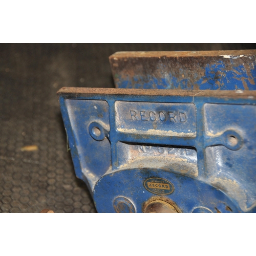 1080 - A RECORD No52 1/2E WOODWORKING VICE with 9in jaws (Condition: some surface rust but working)