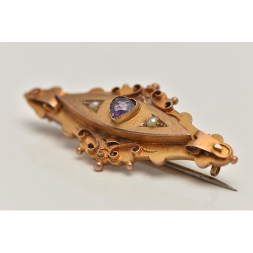 18 - AN EARLY 20TH CENTURY 9CT GOLD GEM SET BROOCH, set with a central heart cut amethyst, flanked with s... 