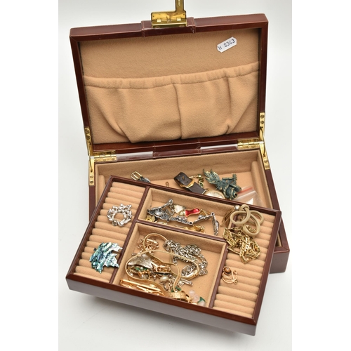 109 - A JEWELLERY BOX CONTAINING AN ASSORTMENT OF COSTUME JEWELLERY AND WATCHES, to include 'Grosse' neckl... 