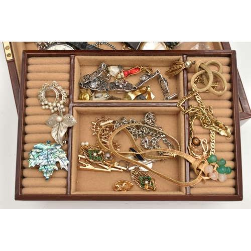 109 - A JEWELLERY BOX CONTAINING AN ASSORTMENT OF COSTUME JEWELLERY AND WATCHES, to include 'Grosse' neckl... 