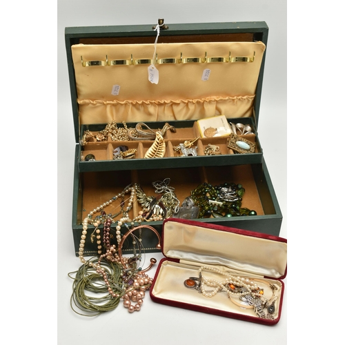 112 - A JEWELLERY BOX OF ASSORTED JEWELLERY, to include a hinged 9ct gold metal core bangle, a copal amber... 