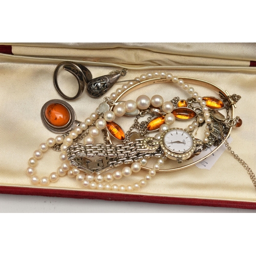 112 - A JEWELLERY BOX OF ASSORTED JEWELLERY, to include a hinged 9ct gold metal core bangle, a copal amber... 