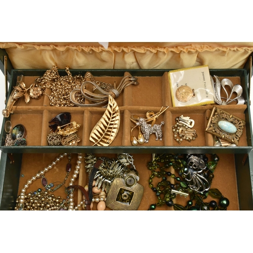 112 - A JEWELLERY BOX OF ASSORTED JEWELLERY, to include a hinged 9ct gold metal core bangle, a copal amber... 