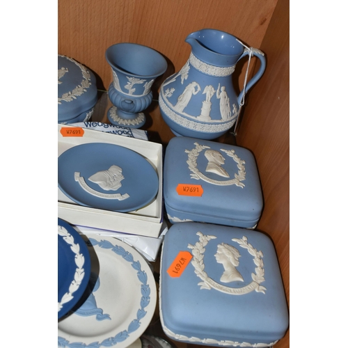 341 - A COLLECTION OF EIGHTEEN PIECES OF WEDGWOOD JASPERWARE, MOSTLY PALE BLUE AND PORTLAND BLUE, includin... 