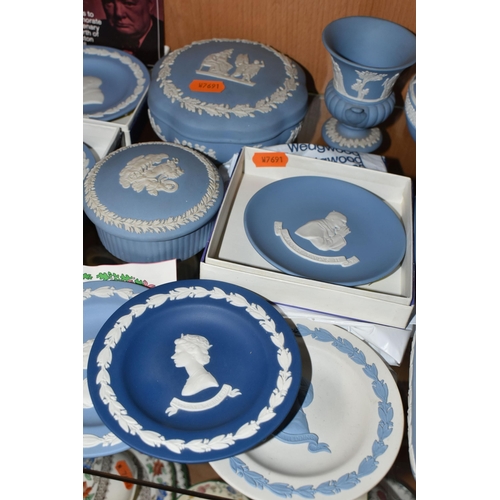 341 - A COLLECTION OF EIGHTEEN PIECES OF WEDGWOOD JASPERWARE, MOSTLY PALE BLUE AND PORTLAND BLUE, includin... 