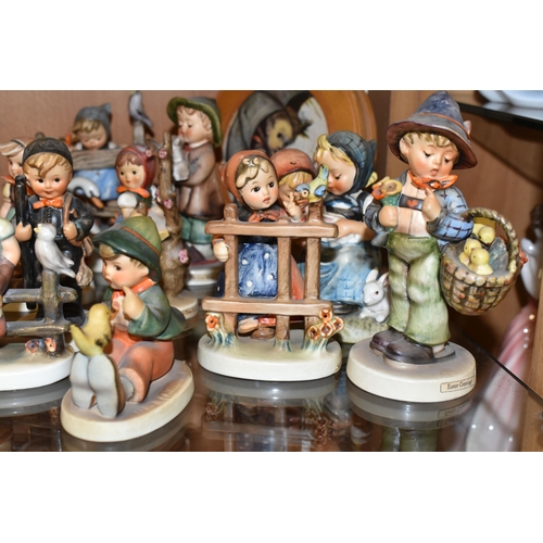 347 - A COLLECTION OF TWENTY TWO GOEBEL HUMMEL FIGURES, A HUMMEL LAMP WITH SHADE AND A HUMMEL REUGE MUSICA... 