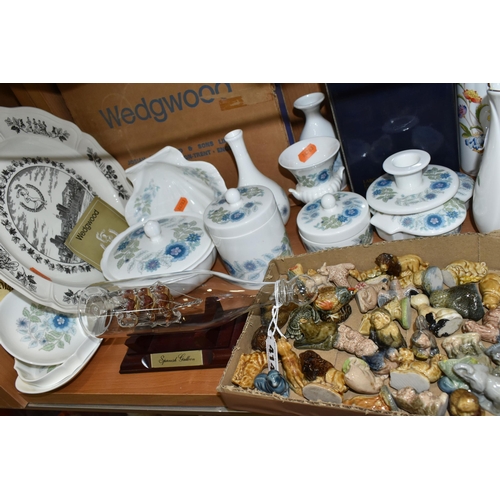 414 - A COLLECTION OF WEDGWOOD 'CLEMENTINE' PATTERN GIFTWARE AND WADE WHIMSIES, comprising twelve pieces o... 