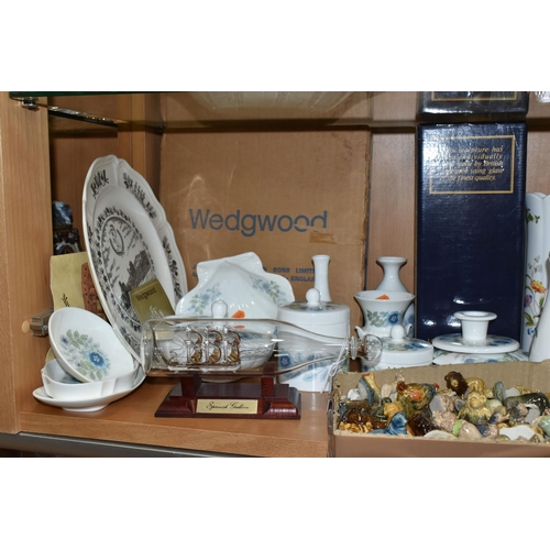 414 - A COLLECTION OF WEDGWOOD 'CLEMENTINE' PATTERN GIFTWARE AND WADE WHIMSIES, comprising twelve pieces o... 