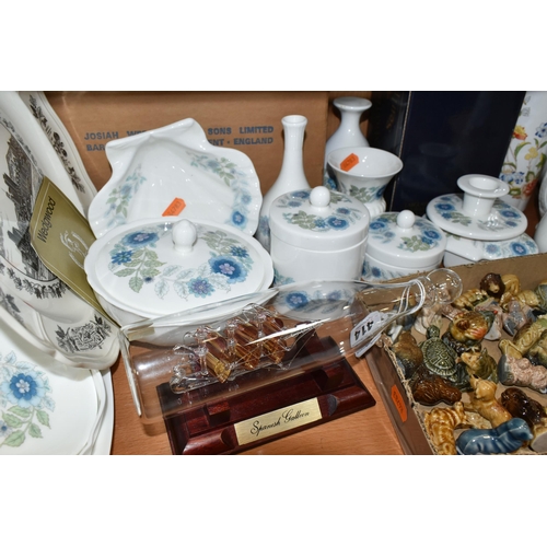 414 - A COLLECTION OF WEDGWOOD 'CLEMENTINE' PATTERN GIFTWARE AND WADE WHIMSIES, comprising twelve pieces o... 