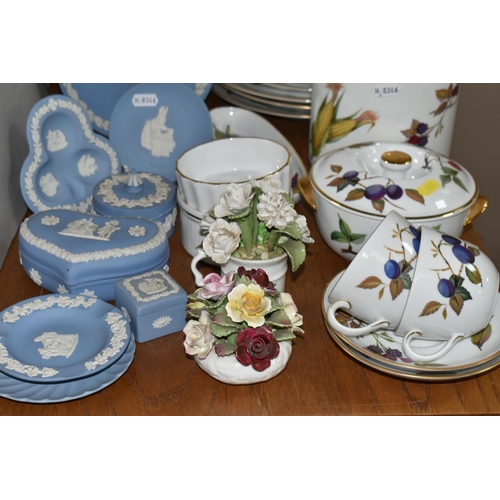 460 - A GROUP OF CERAMICS, to include a Wedgwood Queen's Ware dinner plate, sixteen pieces of Royal Worces... 