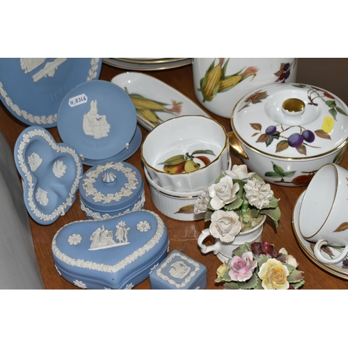 460 - A GROUP OF CERAMICS, to include a Wedgwood Queen's Ware dinner plate, sixteen pieces of Royal Worces... 