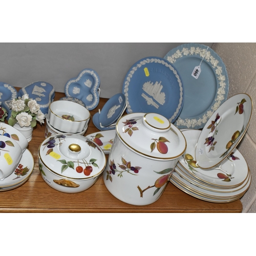 460 - A GROUP OF CERAMICS, to include a Wedgwood Queen's Ware dinner plate, sixteen pieces of Royal Worces... 