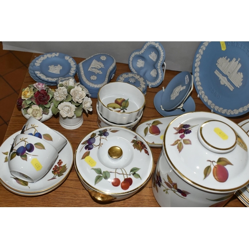 460 - A GROUP OF CERAMICS, to include a Wedgwood Queen's Ware dinner plate, sixteen pieces of Royal Worces... 