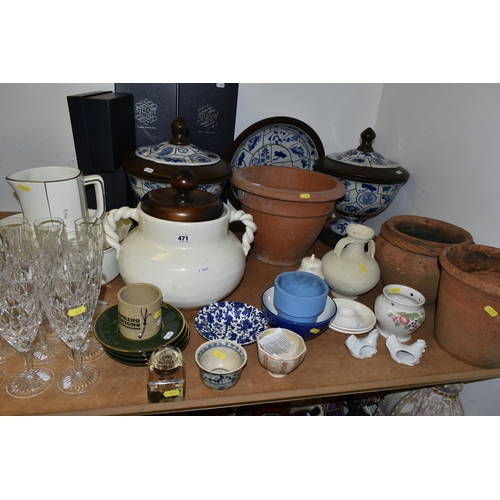 471 - A COLLECTION OF CERAMICS AND GLASSWARE, two Chinese porcelain tea bowls comprising a blue and white ... 