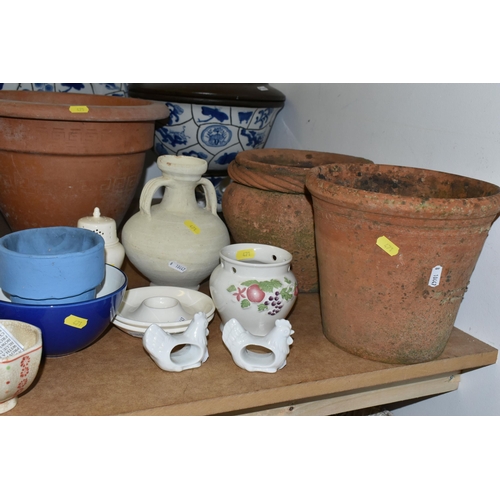 471 - A COLLECTION OF CERAMICS AND GLASSWARE, two Chinese porcelain tea bowls comprising a blue and white ... 