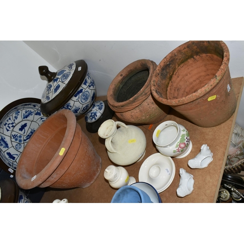 471 - A COLLECTION OF CERAMICS AND GLASSWARE, two Chinese porcelain tea bowls comprising a blue and white ... 