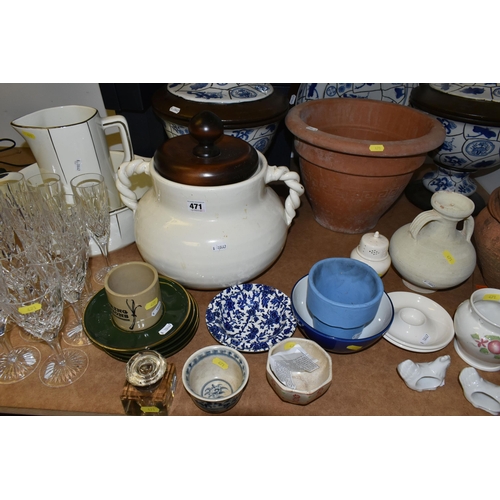 471 - A COLLECTION OF CERAMICS AND GLASSWARE, two Chinese porcelain tea bowls comprising a blue and white ... 