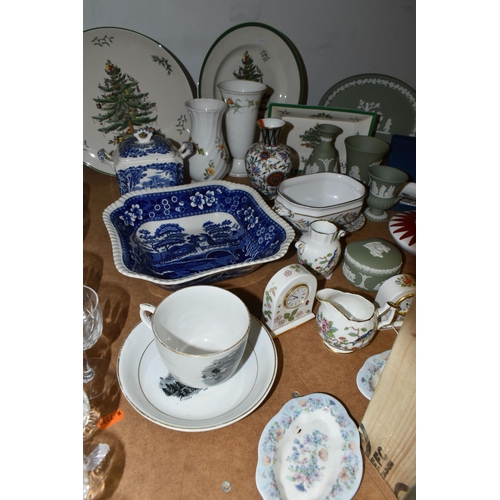 478 - A COLLECTION OF NAMED CERAMICS, comprising ten pieces of Wedgwood green Jasperware giftware, a boxed... 