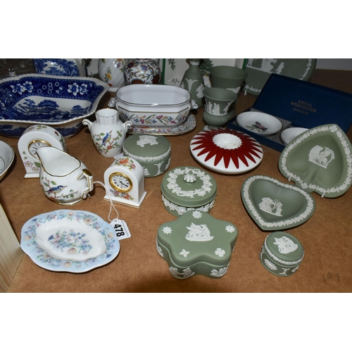 478 - A COLLECTION OF NAMED CERAMICS, comprising ten pieces of Wedgwood green Jasperware giftware, a boxed... 