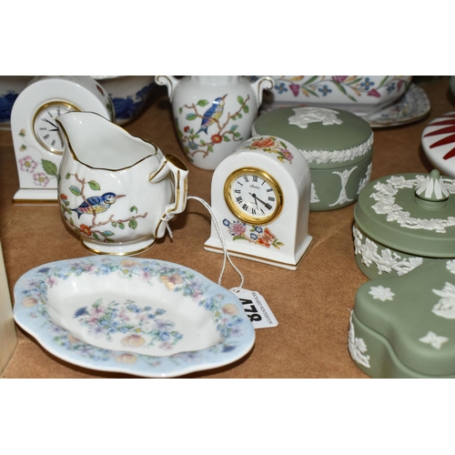 478 - A COLLECTION OF NAMED CERAMICS, comprising ten pieces of Wedgwood green Jasperware giftware, a boxed... 