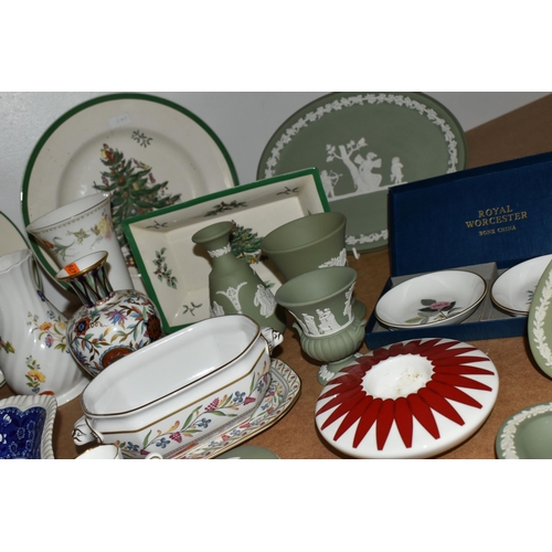 478 - A COLLECTION OF NAMED CERAMICS, comprising ten pieces of Wedgwood green Jasperware giftware, a boxed... 