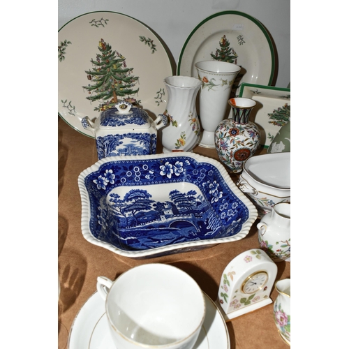 478 - A COLLECTION OF NAMED CERAMICS, comprising ten pieces of Wedgwood green Jasperware giftware, a boxed... 