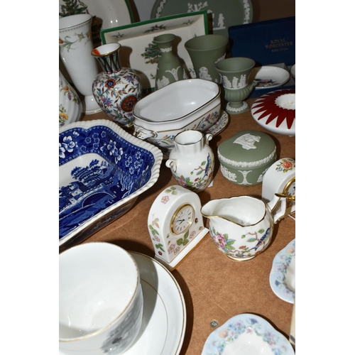 478 - A COLLECTION OF NAMED CERAMICS, comprising ten pieces of Wedgwood green Jasperware giftware, a boxed... 