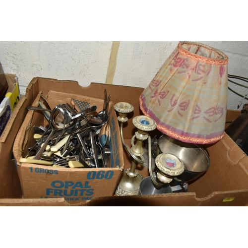 493 - FOUR BOXES AND LOOSE ASSORTED SUNDRY ITEMS ETC, to include a boxed battery operated Bakelite View-Ma... 