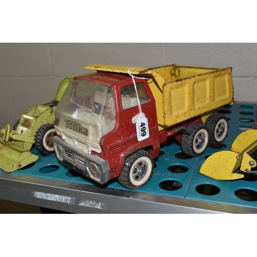 499 - A BOX AND LOOSE 1970'S TONKA TOYS, BOOKS AND GAMES, to include Tonka Tipper Truck, tracked and wheel... 