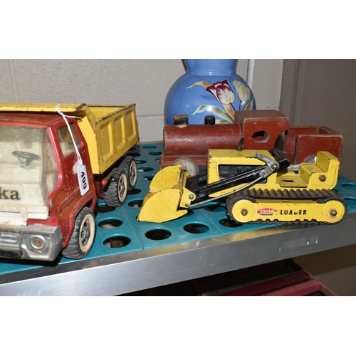 499 - A BOX AND LOOSE 1970'S TONKA TOYS, BOOKS AND GAMES, to include Tonka Tipper Truck, tracked and wheel... 