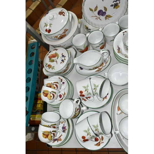 514 - A SEVENTY SEVEN PIECE ROYAL WORCESTER EVESHAM VALE DINNER SERVICE, comprising three tureens of diffe... 