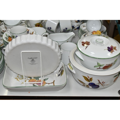 514 - A SEVENTY SEVEN PIECE ROYAL WORCESTER EVESHAM VALE DINNER SERVICE, comprising three tureens of diffe... 